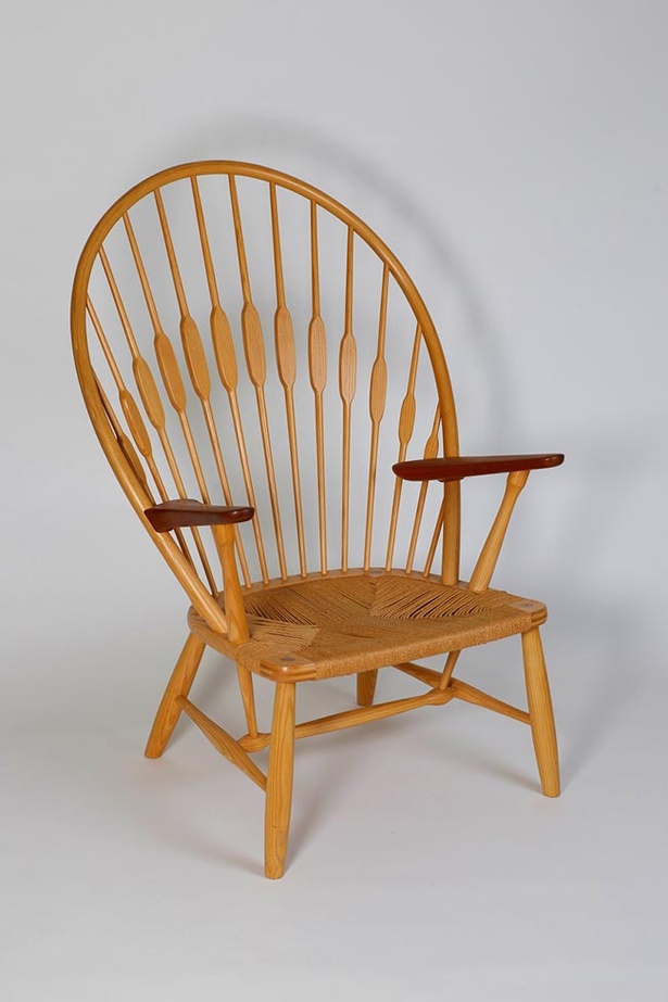 【写真を見る】会場にはハンス・ウェグナーがデザインした椅子に実際に座れるコーナーも