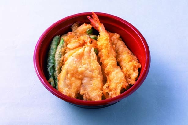 5品の天ぷらがのった「海老天丼」(561円)。オリジナルのタレ付き/大丸京都店