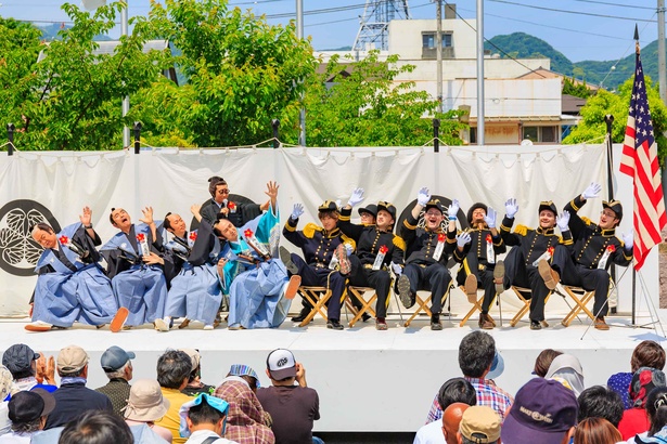 【写真を見る】当時を再現するコミカルな時代絵巻の再現劇「下田条約調印」