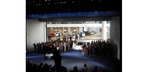 最初に展示されていた水色のリーフが走り去り、市民の間から真っ白なリーフが登場