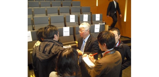 会見後、記者に囲まれるチーフビークルエンジニアの門田さん。「発進加速のスムーズさや静かさにも注目してほしい」と車として当然の「走り」の魅力も力説