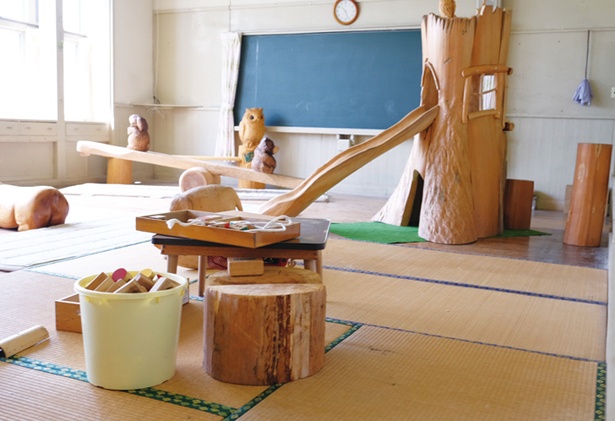 たくさんの木製遊具は、小さな子供でも楽しめる！ / 「のき山学校」(愛知県東栄町)