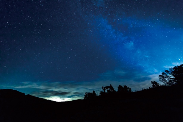 【写真を見る】竜王山の山頂で見る満天の星空！星空ナイトクルーズで夏の週末を満喫 /「SORA terrace(竜王マウンテンパーク)」