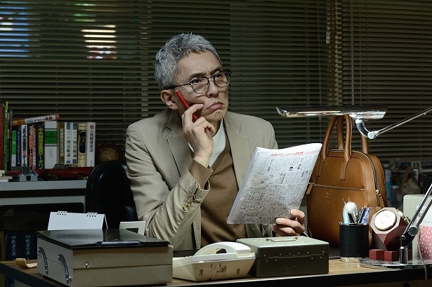 探偵事務所の所長・木暮正人(松重豊)