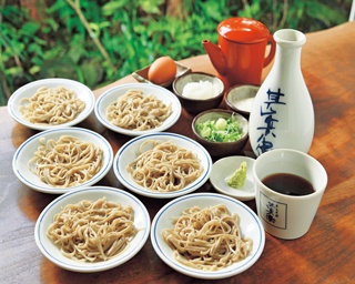 小皿に分けるそばが独特！関西屈指のそば処「出石」へ名物を食べに行く