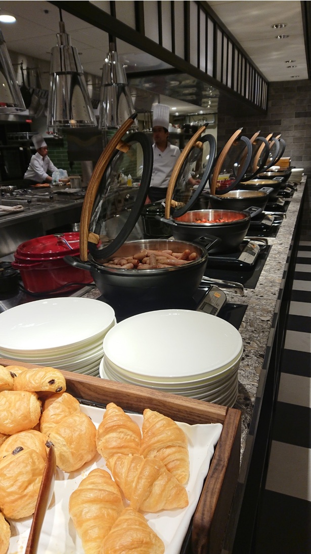 朝食はブッフェ形式。パンや煮込み料理、グリル料理などに加え、京都のおばんざいなども並ぶ