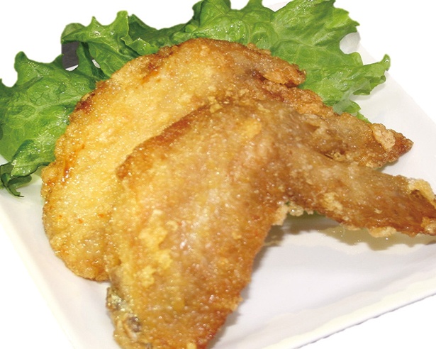 かぼす香る「カボスこしょう」を使用。ピリッと辛く、ジューシーなからあげ「かぼす手羽先」(1本 150円) / 諭吉のからあげ