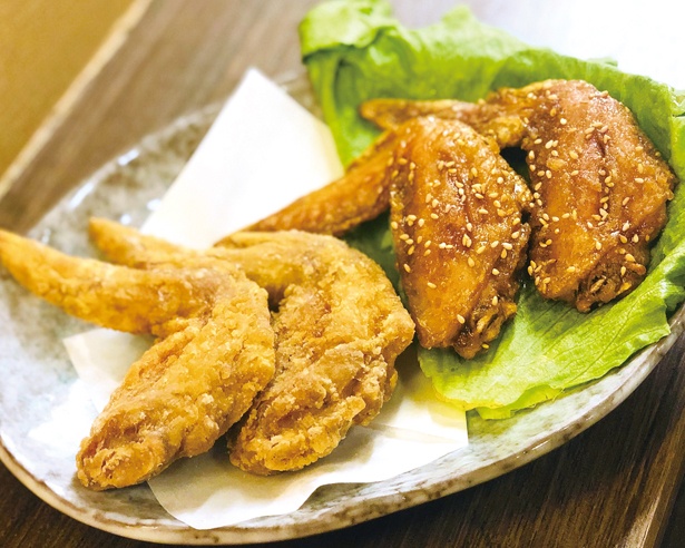 2つの味を楽しめる！よくばりなBIG手羽先「知加羅風 ガツンとガーリック 名古屋風 甘辛ダレ」(2本 300円 ※2種各1本) / 知加羅(ちから) 女子大店