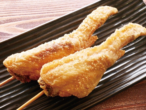 味付けは、オリジナルブレンドした塩味と甘ダレから選べる！「奥三河産 自慢のくし手羽先」(2本 300円) / 唐揚専門 名古屋 丸与商店