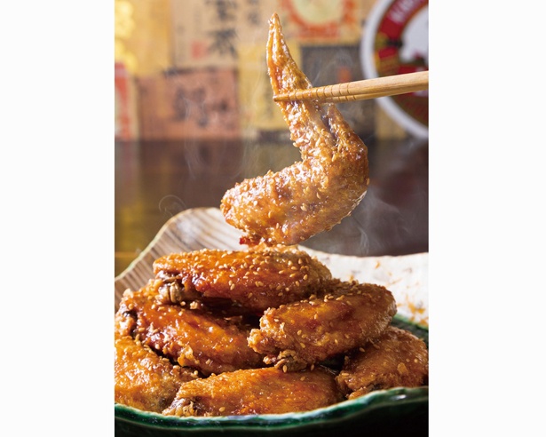 武豊たまりを使用し、こってり甘辛スパイシーな味わい「あうん屋の伝説の知多手羽先と知多チューリップ」(2本 各300円、2種盛り 300円 ※各1本) / 伝説の知多手羽先 あうん屋