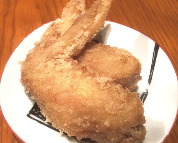 岐阜県多治見市の麺屋でマストオーダーとなっている鶏モモ肉唐揚げの手羽先バージョン！「手羽先ホワイト唐揚げ」(2本 300円、4本 500円) / そったくどうじ
