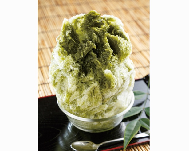 色鮮やか西尾の抹茶を使った皓介謹製の抹茶シロップかき氷「西尾の抹茶かき氷」(500円) / 皓介(こうすけ)