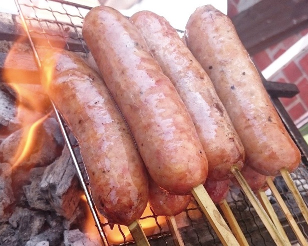 愛知県No.1の豚肉を贅沢に使ったフランクフルト「みかわポークの生フランク」(1本 400円) / Bell Wood