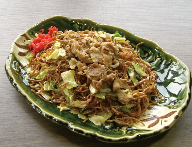 独特の蒸し麺を使用し、醤油で煮込んだ豚の煮汁を仕上げに用いた瀬戸ご当地の醤油焼そば「瀬戸焼そば」(1食 400円) / 瀬戸焼そばアカデミー