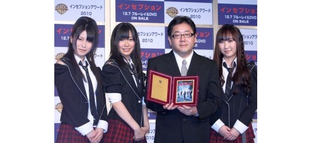 秋元康さん(中央右)を囲むAKB48の横山由依さん、指原莉乃さん、仁藤萌乃さん(左から)