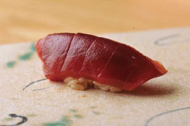 【写真を見る】驚くほど旨味が濃厚なマグロの赤身。魚介の仕入れは柳橋中央、名古屋市中央卸売、北部市場の3か所へ足を運んで厳選