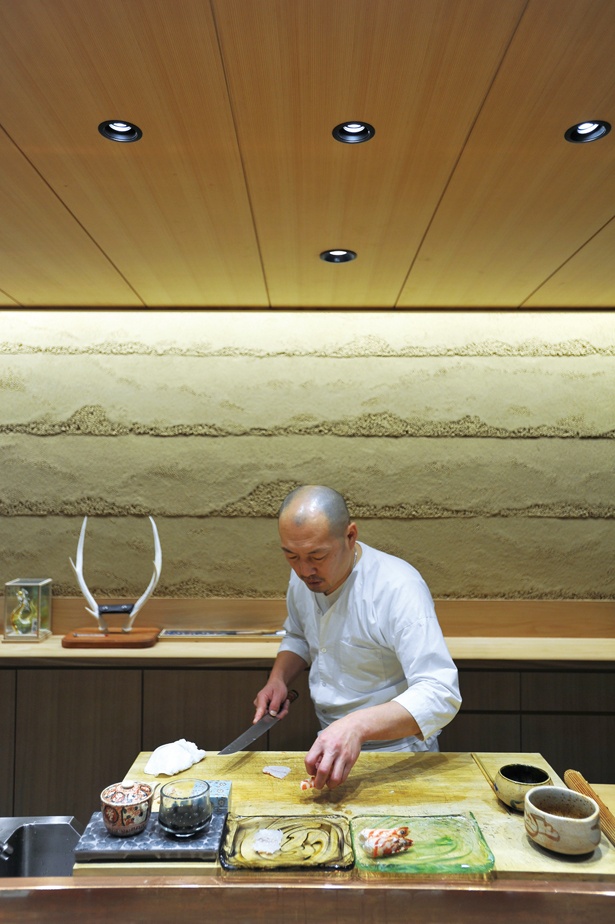 一枚板のカウンター席で、西川さんの丁寧な手仕事を楽しみつつ料理が味わえる