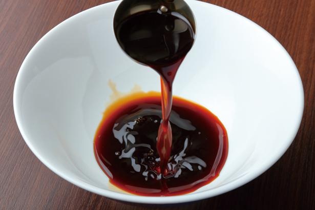 4種類の醤油をブレンドしたタレは、香ばしく奥深い味わい /「らぁ麺 紫陽花」(名古屋市中川区)