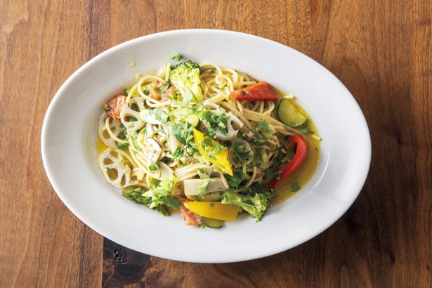 【画像を見る】程よい食感を残した野菜と塩気の効いたパスタが合わさった「野菜のペペロンチーノ」(1512円)