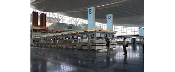 駅からすぐの出発口ロビーは開放感抜群！