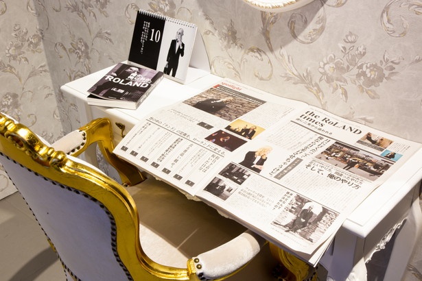 テーブルの上にはROLANDの新聞紙が※写真は東京会場