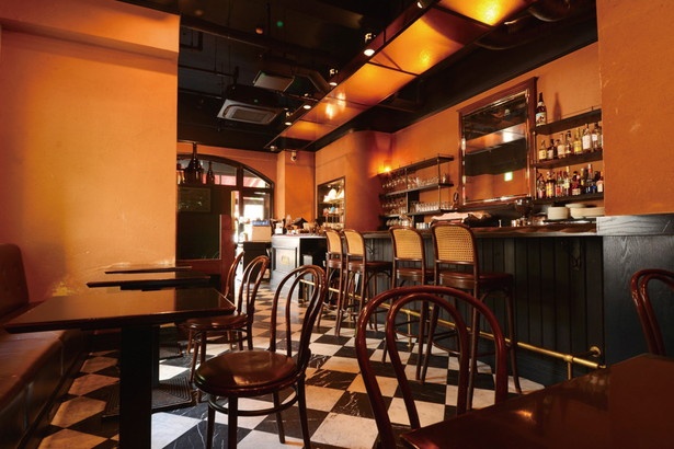 職人が製作したカウンターが存在感を放つ / 「air cafe 栄店」