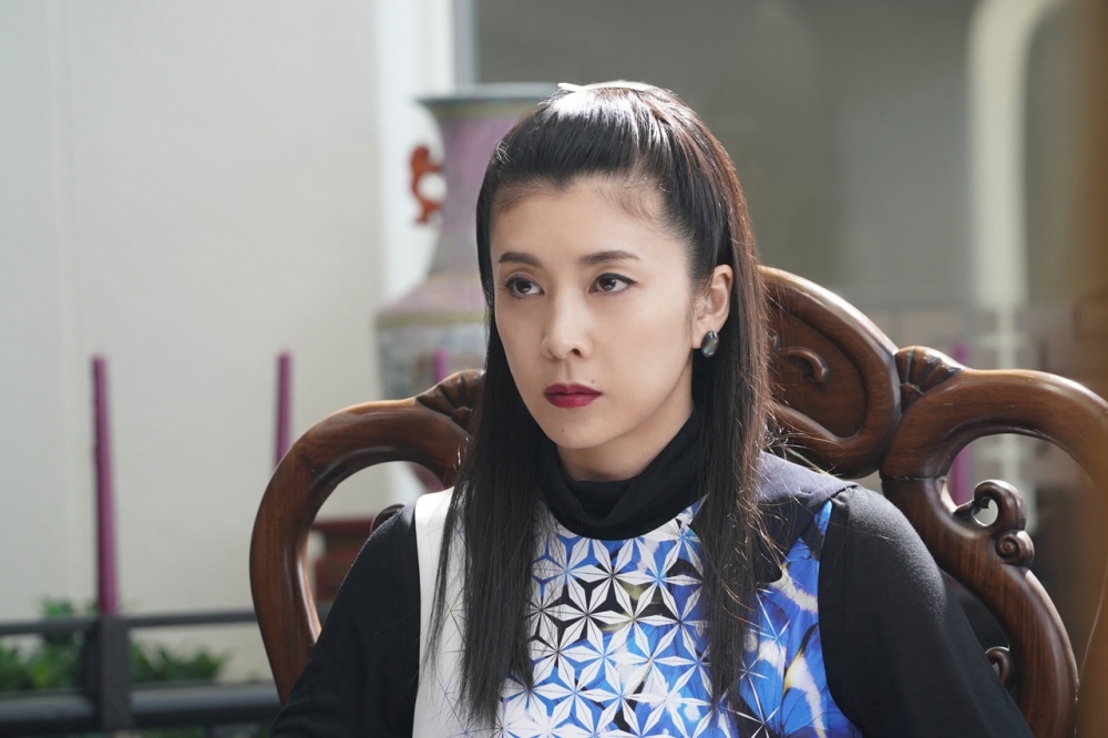 騙しのターゲットとなる香港マフィアの女帝を竹内結子が演じる