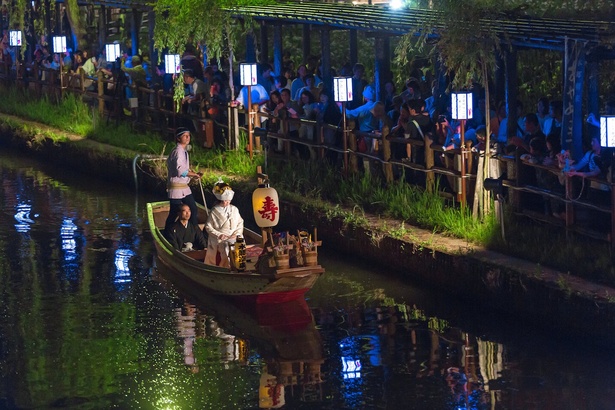 夜間に行われる伝統行事「水郷潮来花嫁さん（嫁入り舟）」