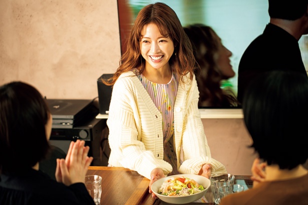 【画像を見る】当日スムーズに料理ができるように普段から女友達を呼んでおもてなし練習