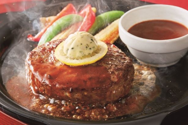 【写真を見る】「ビーフ100%肉汁ハンバーグステーキ」(799円)　※肉ダブルはプラス300円 