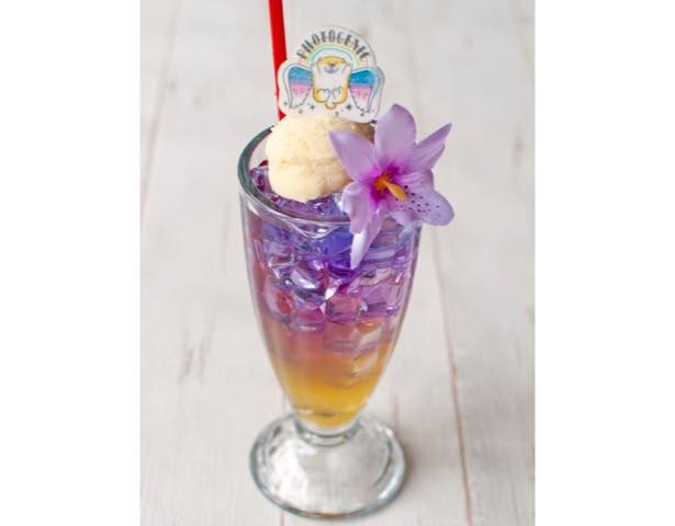 「むちころのバタフライピーティーフロート」(800円)
