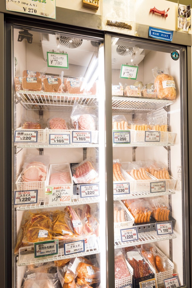 塩分を抑えた日本人好みの味とお値打ち価格の商品が並ぶ