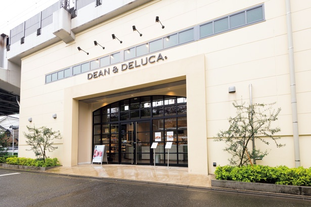 【写真を見る】高架下にある「DEAN ＆ DELUCA」のベーカリー工房併設のカフェ「DEAN ＆ DELUCA ベーカリーカフェ 碑文谷」