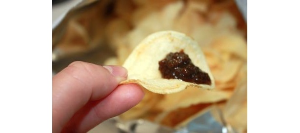 ポテトチップスに付けて食べてみると、ソースせんべいみたいで美味しい！