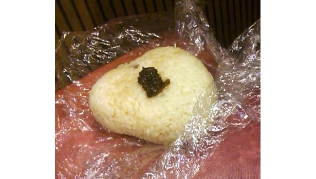 おにぎりの具にして食べてみると…なんかもう少し具がほしい感じ。物足りなさが少々