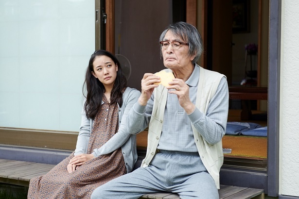 映画『長いお別れ』認知症になった父・昇平を演じる山﨑努と次女・芙美役の蒼井優