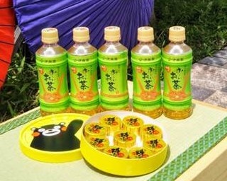 平成生まれ「お～いお茶」30周年！限定記念ボトル配布イベントで熊本城の復興支援