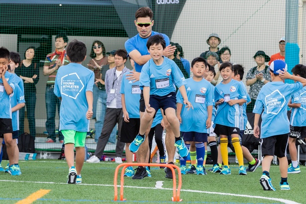 リズミックトレーニングでジャンプをする参加者