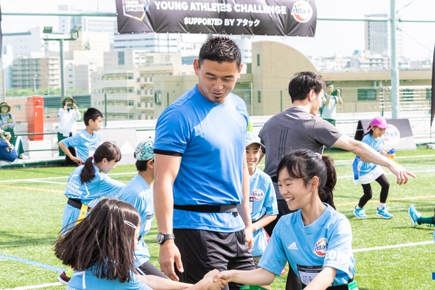 子供達の様子を見守る五郎丸選手