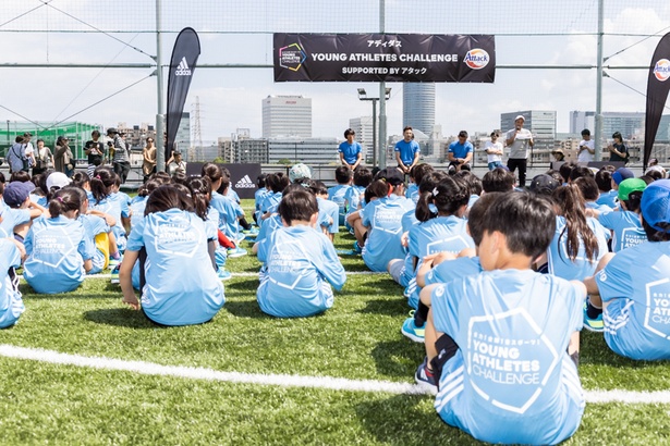 トークショーを聞く子供達