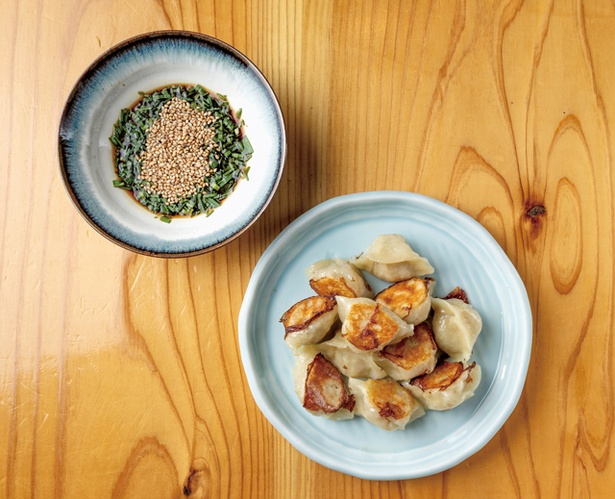 博多一口餃子 たけとら / 「焼餃子」(10個400円)(※写真はイメージ)。野菜と豚肉の旨味が伝わる。卓上にあるニラとゴマをお好みで