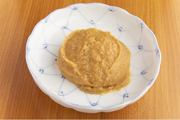 味の決め手となる味噌ダレ。北海道の老舗メーカー｢福山醸造｣のトモエブランドの白味噌がベースで、香りが高くまろやかな味わい