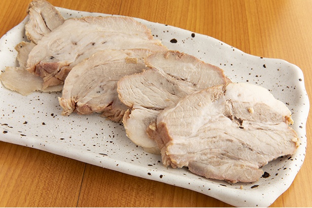 チャーシューはスープと一緒に煮込んだ煮豚。ほどよく脂身が付いた豚バラで柔らか。厚切りで食べ応えもある