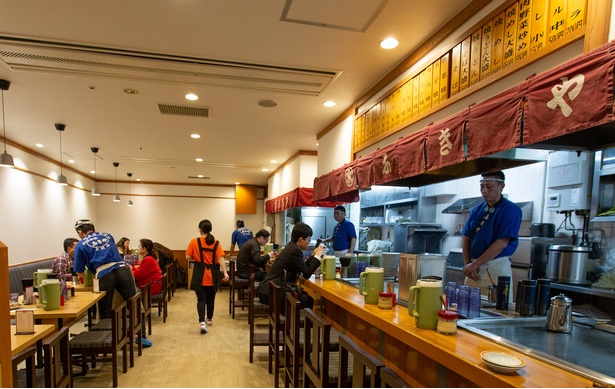 カウンター席とテーブル席の奥行きのある店内 / お好み焼き ふきや