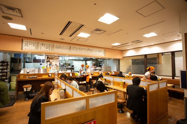 80席ほどある広々とした店内 / 牧のうどん