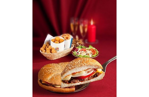 【画像】「ホリデーチキンサラダ」や「オニオンリング」などがセットになった「BK パーティーセット」も！