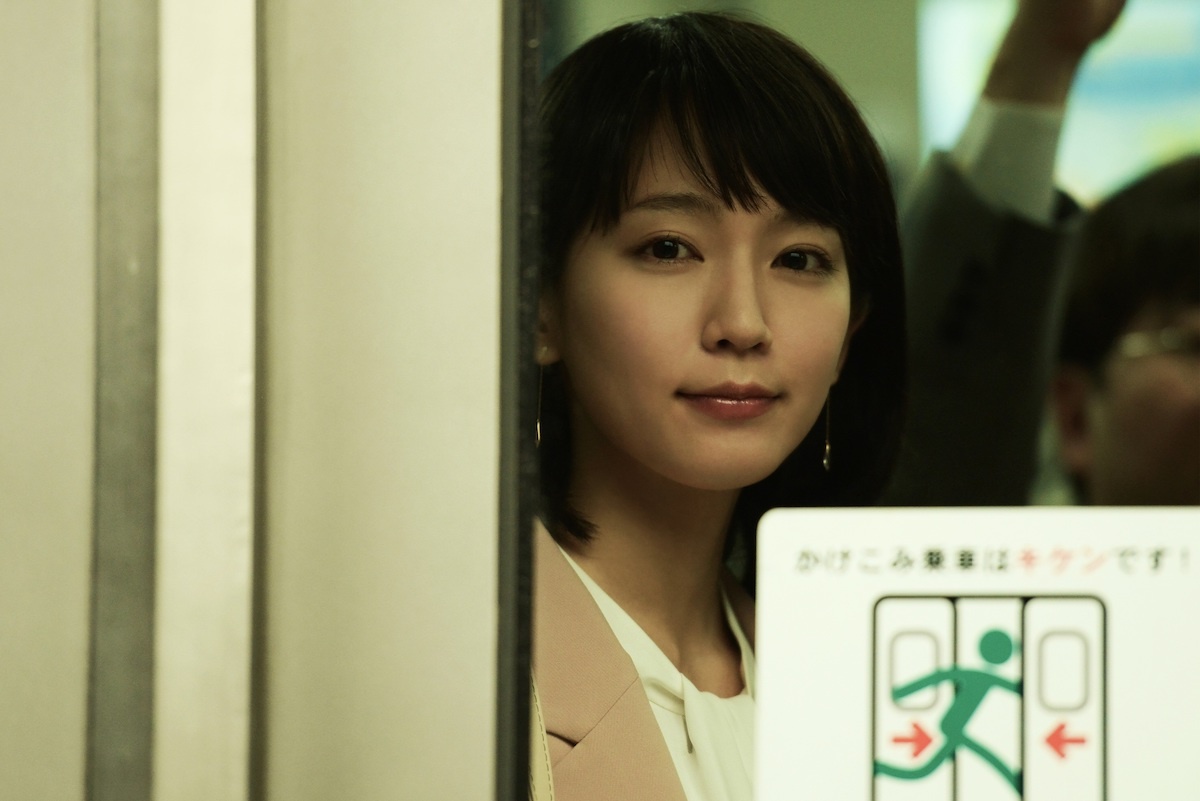 物語の鍵を握る謎の女性、麻由子を吉岡里帆が演じる