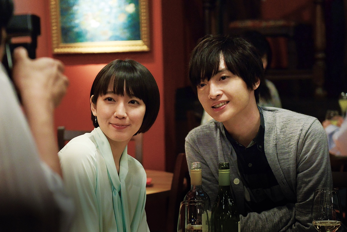 【写真を見る】玉森裕太、吉岡里帆と恋人役。ラブラブな寄り添いショット