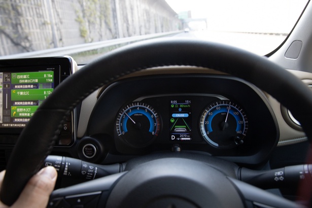 高速道路を巡行している様子。メーターパネル中央にMI-PILOTの様子が表示する