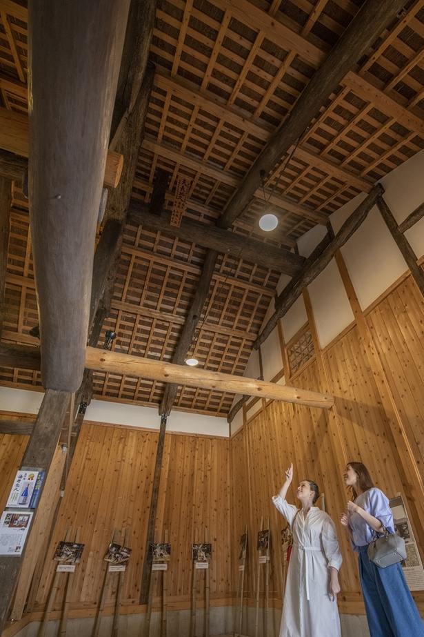 もともと蔵として使われていた建物は驚くほど天井が高い。建物内に展示された酒造りの道具は江戸・明治に実際使用されたもので歴史の重みが感じられる
